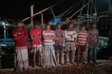 நெடுந்தீவுக் கடற்பரப்பில் 7 தமிழக கடற்தொழிலாளர்கள் கைது!