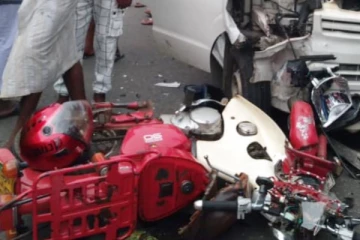 ගමක් කළඹමින් සිදුවූ අනතුර... දෙදෙනෙකු රෝහලට.. (PHOTOS)