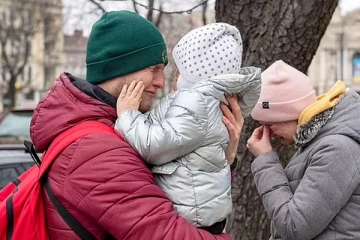 போருக்குச் செல்லும் தந்தையை மீண்டும் பார்ப்போமா என்பதை அறியாமல் விடைகொடுக்கும் பிள்ளைகள்: நெஞ்சை நெகிழவைக்கும் புகைப்படங்கள்