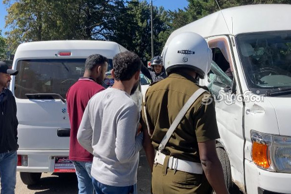 நுவரெலியாவில் வெளிநாட்டு சுற்றுலாப் பயணிகளை ஏற்றிச் சென்ற வேன் விபத்து | Van Carrying Foreign Tourists Crashes