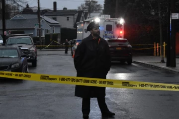 நியூயார்க்கில் குடும்பம் ஒன்றிற்கு நேர்ந்த சோகம்: பொலிஸாரை தாக்கிய நபர் மீது துப்பாக்கி சூடு