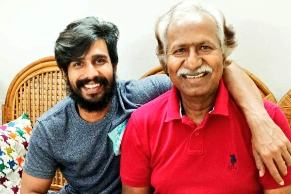 போலீஸ் உடையில் தனது தந்தையுடன் கையில் துப்பாக்கி வைத்திருக்கும் இந்த நடிகர் யார் தெரியுமா, இதோ | Popular Actor Childhood Photo With His Father