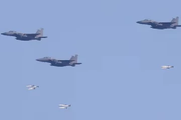 தவறுதலாக பொதுமக்கள் பகுதியில் குண்டுகளை வீசிய வடகொரியா போர் விமானம்!