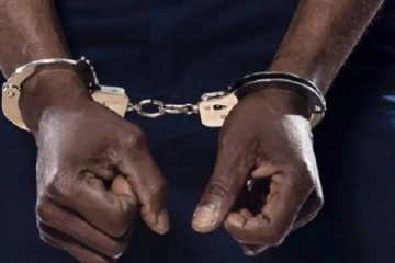 சிறைச்சாலை அதிகாரி மற்றும் மகன் தாக்கப்பட்ட சம்பவம் தொடர்பில் இருவர் கைது