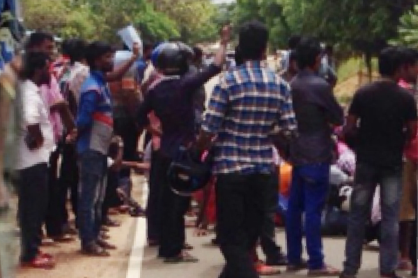 மட்டக்களப்பில் குழுக்களுக்கிடையில் மோதல் - ஒருவர் வைத்தியசாலையில் | Clash Between Two Groups In Batticaloa