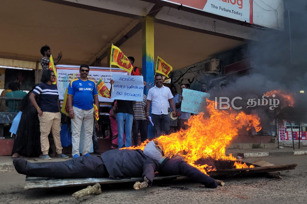 கனேடிய பிரதமர், தமிழ் எம்.பி ஆகியோரின் உருவப் பொம்மைகள் எரிப்பு | Sri Lanka Army War Crimes Canadian Prime Minister