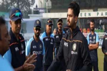 ‘’வாரான் வரான் வரான்லே’’  -  ஷ்ரேயஸ் அய்யருக்கு  தொப்பிவைத்து  வரவேற்ற கவாஸ்கர் : வைரலாகும் வீடியோ