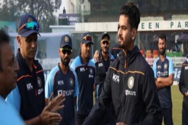 ‘’வாரான் வரான் வரான்லே’’  -  ஷ்ரேயஸ் அய்யருக்கு  தொப்பிவைத்து  வரவேற்ற கவாஸ்கர் : வைரலாகும் வீடியோ - தமிழ்நாடு