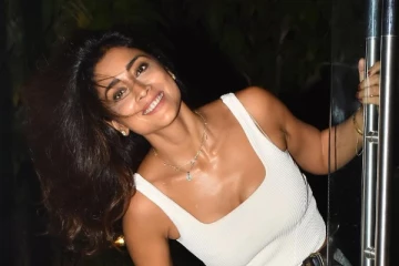 கிளாமர் உடையில் ஷ்ரேயா.. 42 வயதிலும் இவ்ளோ கவர்ச்சியா