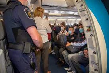 உக்ரைனிலிருந்து மற்றொரு தொகுதி ஏதிலிகள் விமானம் மூலம் கனடா வருகை