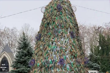 உலகத்தின் கவனத்தை ஈர்த்த உக்ரேனியர்களின் கிறிஸ்மஸ் மரம்!