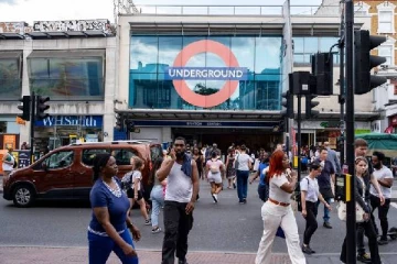 லண்டனில் நால்வர் குழுவால் இளைஞருக்கு ஏற்பட்ட துயரம்: வாய்விட்டு அலறிய ரயில் பயணிகள்