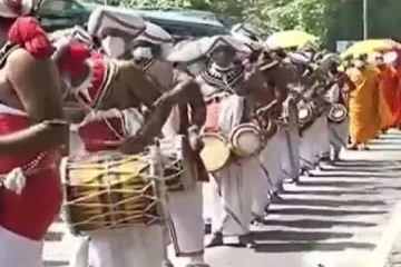 ஜனாதிபதி செயலகத்திற்கு அருகில் ஆர்ப்பாட்டத்தில் ஈடுபட்டுள்ளோரை நோக்கி செல்லும் பிக்குகளின் பேரணி