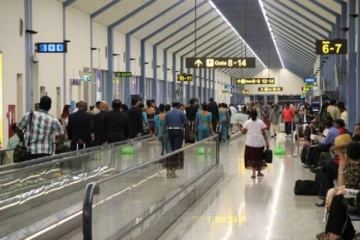 கட்டுநாயக்க விமான நிலையத்தில் இரு இளம் பெண்கள் அதிரடி கைது