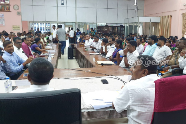 வேலணை பிரதேச ஒருங்கிணைப்பு இணைத் குழு தலைவரை வழிமறித்து போராட்டம் | Protest Against Velanai Pradheshiya Sabha Leader