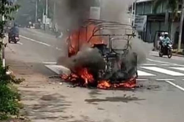 களுத்துறையில் தீப்பற்றி எரிந்த முச்சக்கரவண்டி