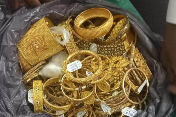 40 பவுண் நகைகள், 15 இலட்சம் ரூபாய் கொள்ளை; வட்டிக்கு விடுபவரிடம் கைவரிசை காட்டிய பொலிஸார்! | Robbery Home Pretending Police Officers Kegalle