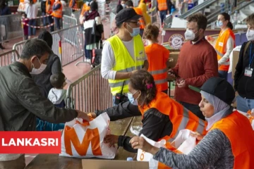 உலகமே அன்னாந்து பார்க்கும் ஒரு நாட்டில் உணவுக்காக நீண்ட வரிசையில் நின்ற மக்கள்: உதுவுவதற்கு மக்கள் எடுத்த முடிவு