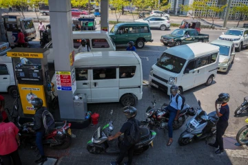 சுற்றுலாப் பயணிகளுக்கு எரிபொருள் விநியோகத்தில் முன்னுரிமை