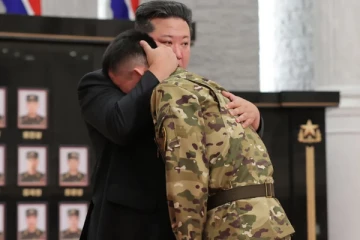 கண்ணீர் விட்டழுத வட கொரிய அதிபர் கிம்; வியப்பில் உலக மக்கள்