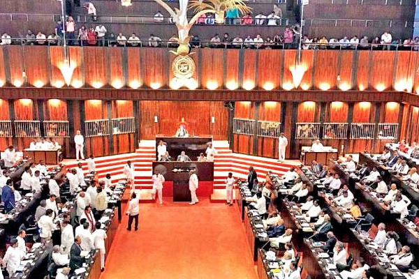 நாடாளுமன்றுக்கு கொண்டு வரப்பட்ட கட்டில்,மெத்தை | The Bed And Mattress Brought To Parliament