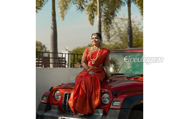 சிறுவயதில் செம கியூட்டாக இருக்கும் இந்த சீரியல் நடிகை யார் தெரிகிறதா?- அட இந்த டாப சீரியல் நாயகிதானா? | Top Serial Actress Childhood Photo