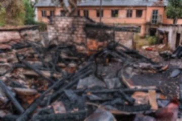 ஒரு வீட்டால் ஒட்டுமொத்தமாக தீயில் கருகிய 40 வீடுகள்