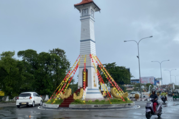 மாவீரர் நினைவேந்தல் ;மட்டக்களப்பு நகரில் சிவப்பு - மஞ்சள் கொடிகள் | Heroes Red And Yellow Flags In Batticaloa