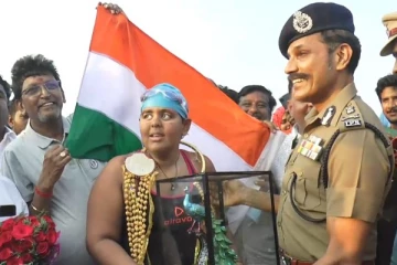 பாக்கு நீரிணையை நீந்தி கடந்து சாதனை படைத்த மாற்று திறனாளியான சிறுமி - குவியும் பாராட்டுகள்