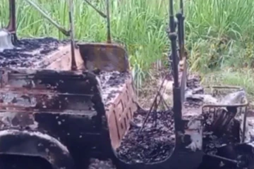 வீதியில் திடீரென தீப்பிடித்த முச்சக்கரவண்டி