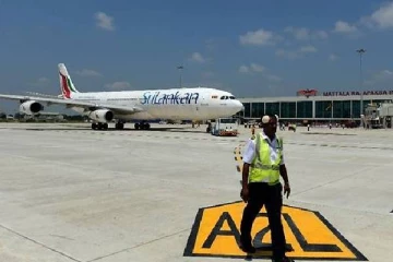 விமான நிலைய வளாகத்திற்குள்ளும்  ஆர்ப்பாட்டம்!