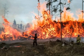 ரஷ்யாவில்  பற்றி எரியும் காட்டுத் தீ
