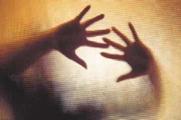 நம்பிய கணவன்; இளம்பெண் கூட்டு பாலியல் வன்கொடுமை - தப்பிக்க அரை நிர்வாணமாய் ஓடிய அவலம்