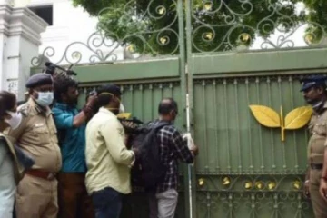 அதிமுக அலுவலகம் சீல் : ஓபிஎஸ் ஈபிஎஸ் வழக்கை ஒத்தி வைத்த நீதி மன்றம்