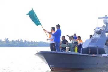 கிழக்கு ஆளுநர் செந்தில் தொண்டமானின் ஏற்பாட்டில் கிண்ணியாவில் படகோட்டப் போட்டி