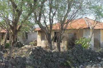 யாழில் வறுமை காரணமாக மக்கள் சொந்த ஊரை விட்டு இடம்பெயரும் அவலம் (PHOTOS)