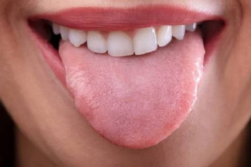 யாழில் நாக்கினை இரண்டாக வெட்டிய இளைஞர்