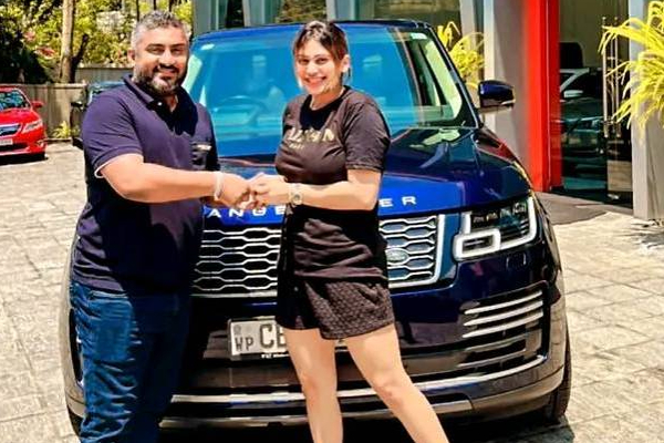 பிரபல நடிகையிடம் கோட்டாபய ராஜபக்ஷவின் சொகுசு வாகனம்! | Gotabaya S Luxury Vehicle Is Now Actress Piumi