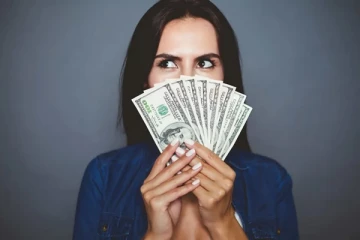 உங்கள் வீட்டில் பணம் நிலைக்க வேண்டுமா? அப்போ இந்த எளிய சூட்சம பரிகாரத்தை பின்பற்றுங்கள்