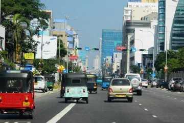 ஏழு மாடி கட்டடத்தில் இருந்து விழுந்த சிறுவன்; நேர்ந்த சோகம்