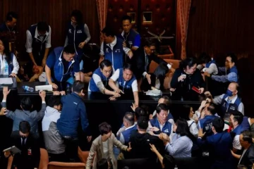 தைவான் நாடாளுமன்றத்தில் ஏற்பட்ட களேபரம்... வெளியான பரபரப்பு வீடியோ!