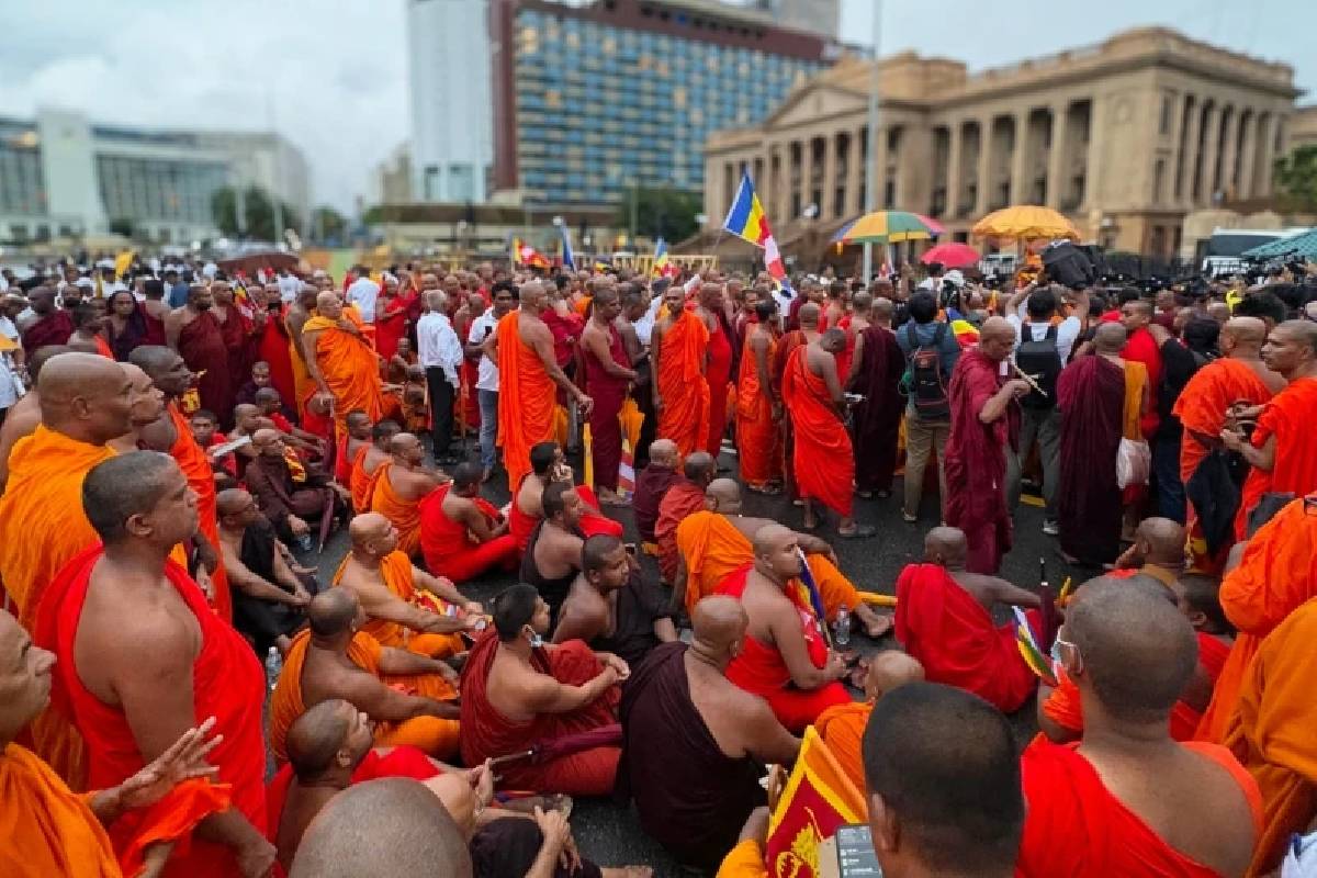 கொழும்பில் 4ஆவது நாளாகவும் தொடரும் பிக்குகளின் சத்தியாகிரகம்! | Monks Protest 4Th Day At Viharamahadevi Park Colom கொழும்பில் 4ஆவது நாளாகவும் தொடரும் பிக்குகளின் சத்தியாகிரகம்! | Monks Protest 4Th Day At Viharamahadevi Park Colom