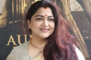 டீ-ஷர்ட், ஜீன்ஸ் பாண்டில் நடிகை குஷ்பூ.. இணையத்தில் வைரலாகும் புகைப்படம்