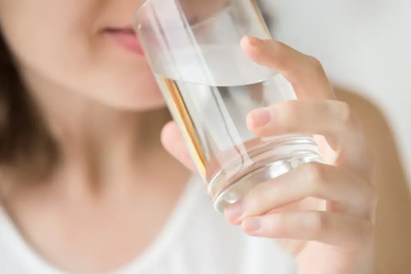 குளிர் காலத்தில் எவ்வளவு தண்ணீர் குடிக்க வேண்டும் தெரியுமா? நீர் பருகா விட்டால் ஆபத்தா? | How Much Water To Drink In Winter