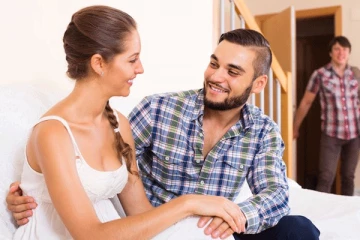 නාර්සිස්ටික් පෞරුෂයක් තියෙන පිරිමියෙකුට ආදරේ කරනවා නම් ඔබත් පරිස්සමෙන්.