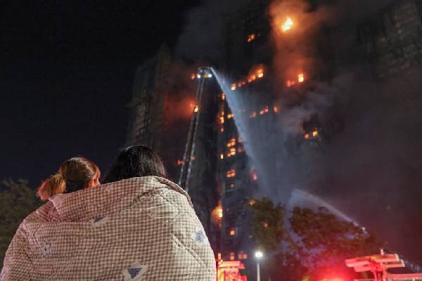 ஹொங்ஹொங்கை உலுக்கிய கோர தீ விபத்தில் 40 கடந்த பலி எண்ணிக்கை... மூவர் கைது | Hong Kong Fire 44 Dead