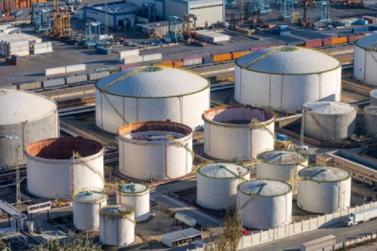 எரிபொருள் தட்டுப்பாட்டைத் தவிர்க்க தேசிய எண்ணெய் இருப்பை வெளியிட ஜப்பான் பரிசீலனை | Japan Considering Releasing National Oil