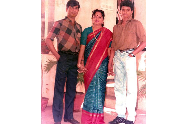 நடிகர் விஜய் பெற்றோர்களுடன் எடுத்துக் கொண்ட இந்த புகைப்படத்தை பார்த்துள்ளீர்களா? | Actor Vijay Throwback Pics With Parents