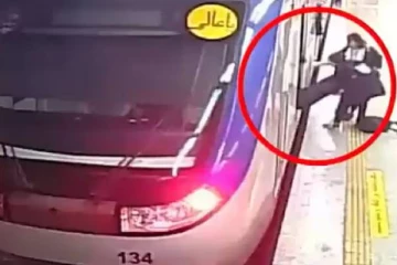 ஹிஜாப் விதிகளால் கோமா நிலைக்கு தள்ளப்பட்ட இன்னொரு இளம் பெண்: ரயில் நிலையத்தில் சம்பவம்