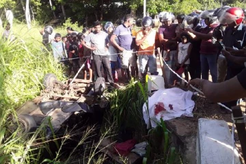 விபத்தில் தாயும் மகளும் பலி:தந்தையும் மகனும் படுகாயம்